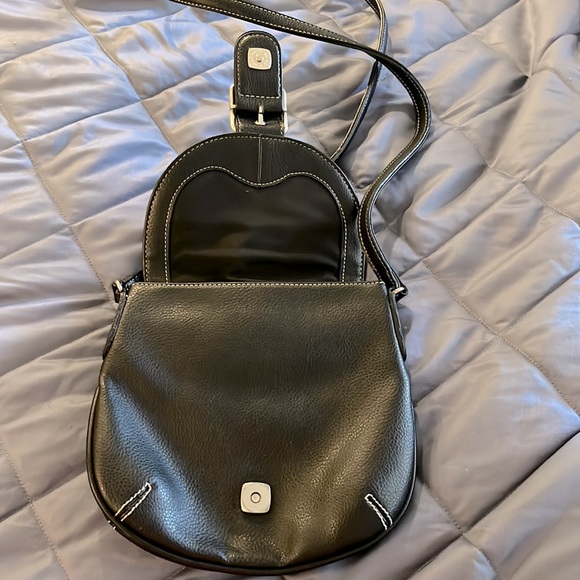 Black Liz Claiborne crossbody with black lining, interior and exterior pockets - Picture 6 of 8